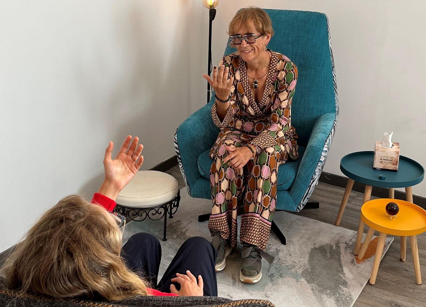 Accompagnement en hypnose avec Laurence CARLO GUILLOUX, hypnothérapeute, aidant une cliente à atteindre l'état hypnothique