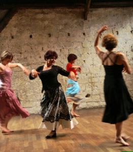 Pour chaque atelier, la danse est amenée progressivement, d'abord par des exercices guidés, qui amènent ensuite progressivement à la danse en elle-même.
